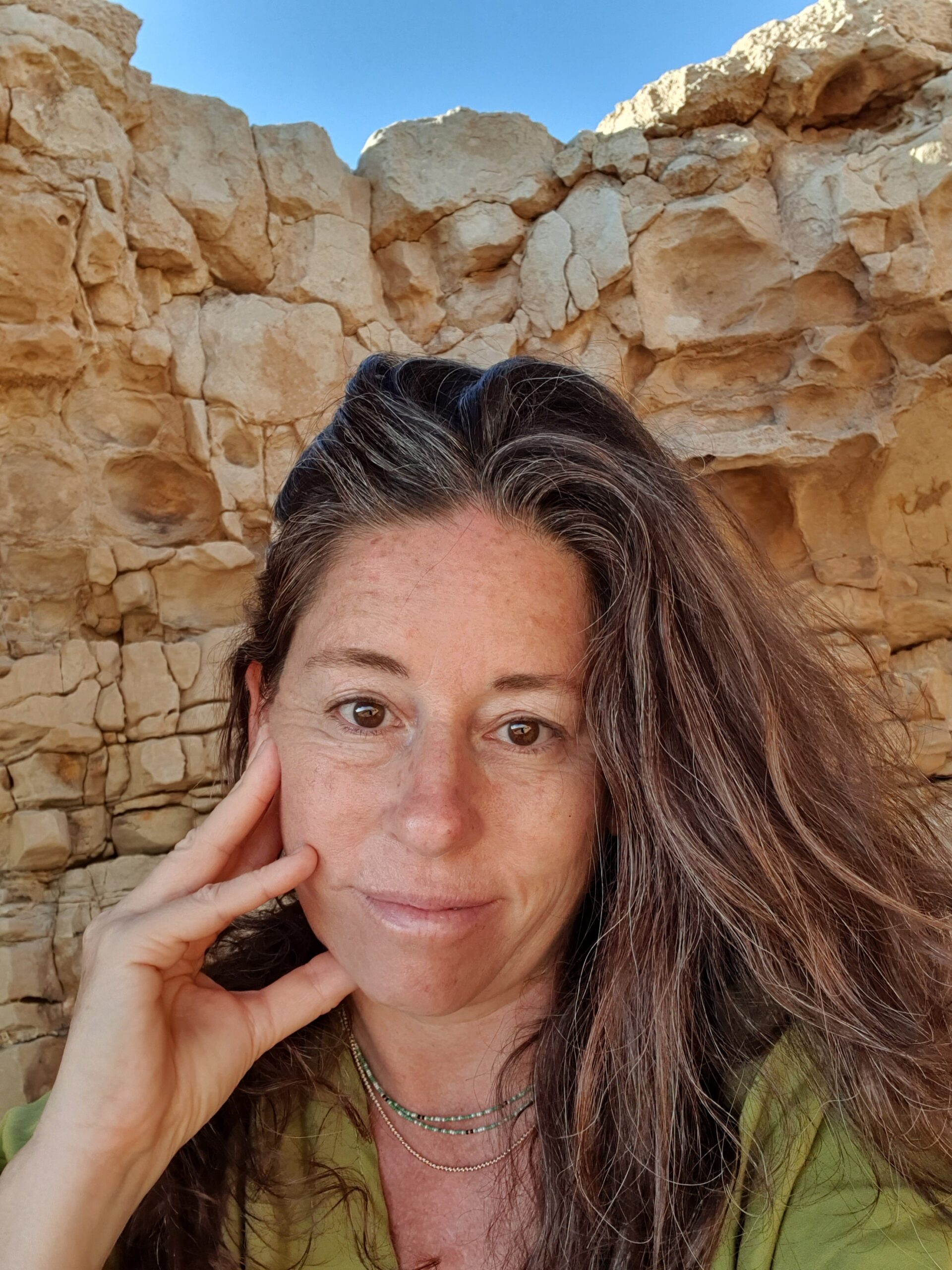 נטעלי במדבר, על רקע סלעים